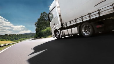 Ciągnik siodłowy na drodze - Oferta dla firm transportowych