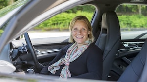 Vicki Butler-Henderson siedząca za kierownicą