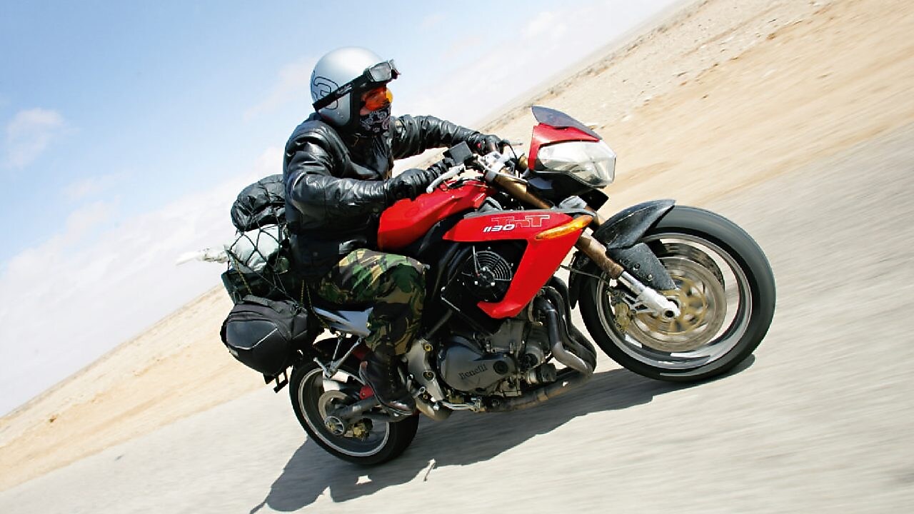 Gary Inman na motocyklu przemierzający Saharę