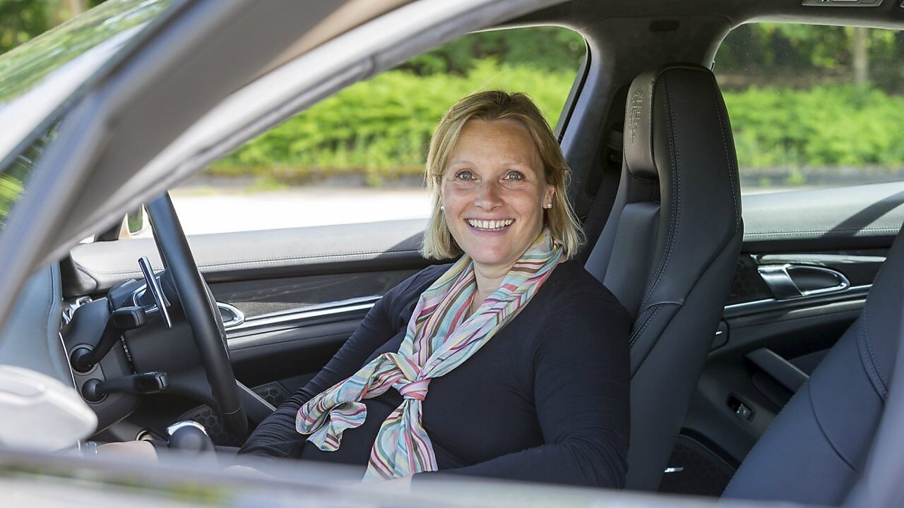 Vicki Butler-Henderson siedząca za kierownicą