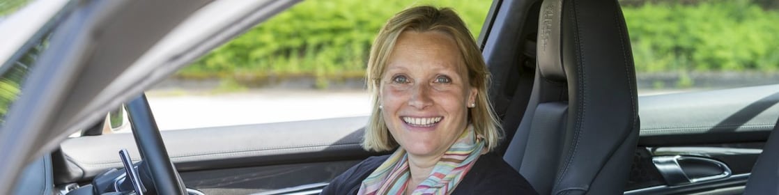 Vicki Butler-Henderson siedząca za kierownicą