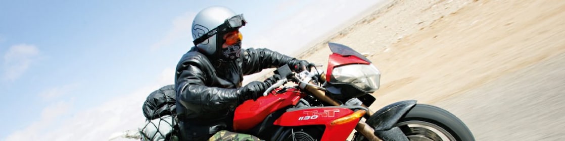 Gary Inman na motocyklu przemierzający Saharę