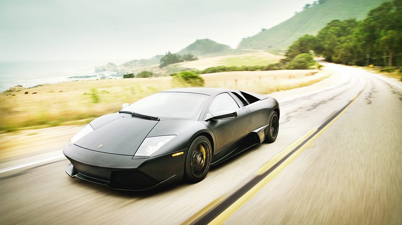 Sportowy samochód mknący autostradą Pacific Highway