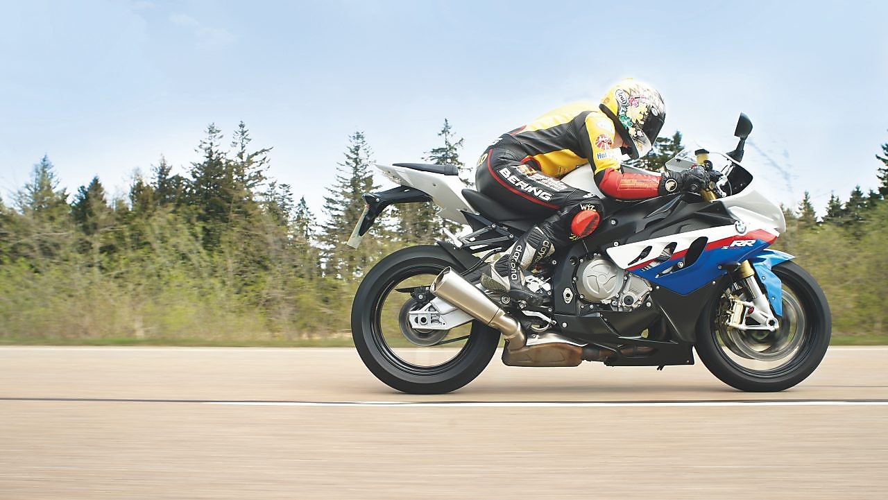 Motocyklista pędzący drogą