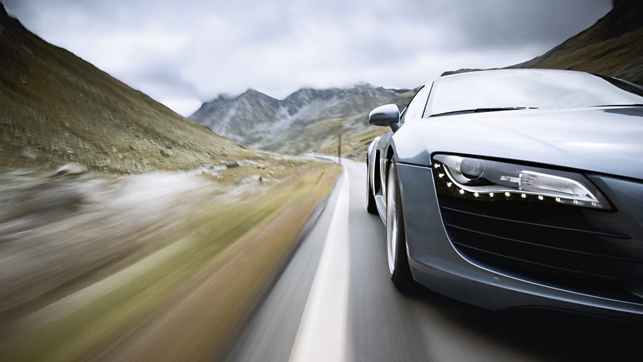 samochód na wijącej się górskiej drodze