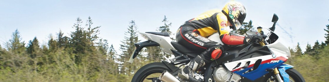 Motocyklista na prowincjonalnej drodze