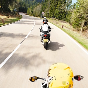 Trzy motocykle na górskiej drodze