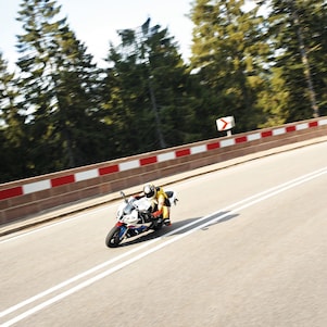Motocykl pędzący na okrążeniu