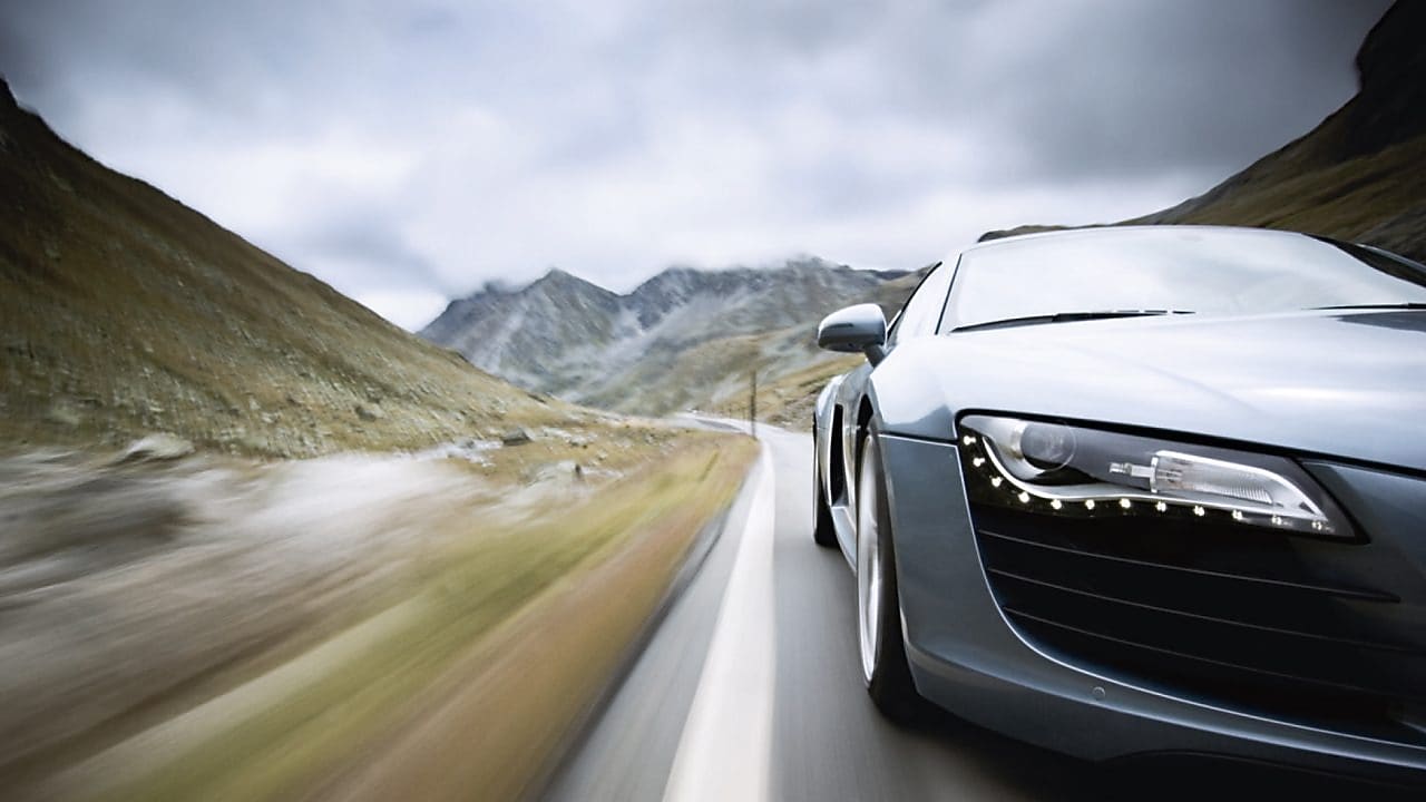 samochód na wijącej się górskiej drodze