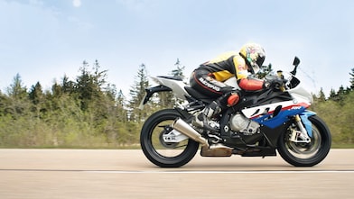 Motocyklista pędzący drogą