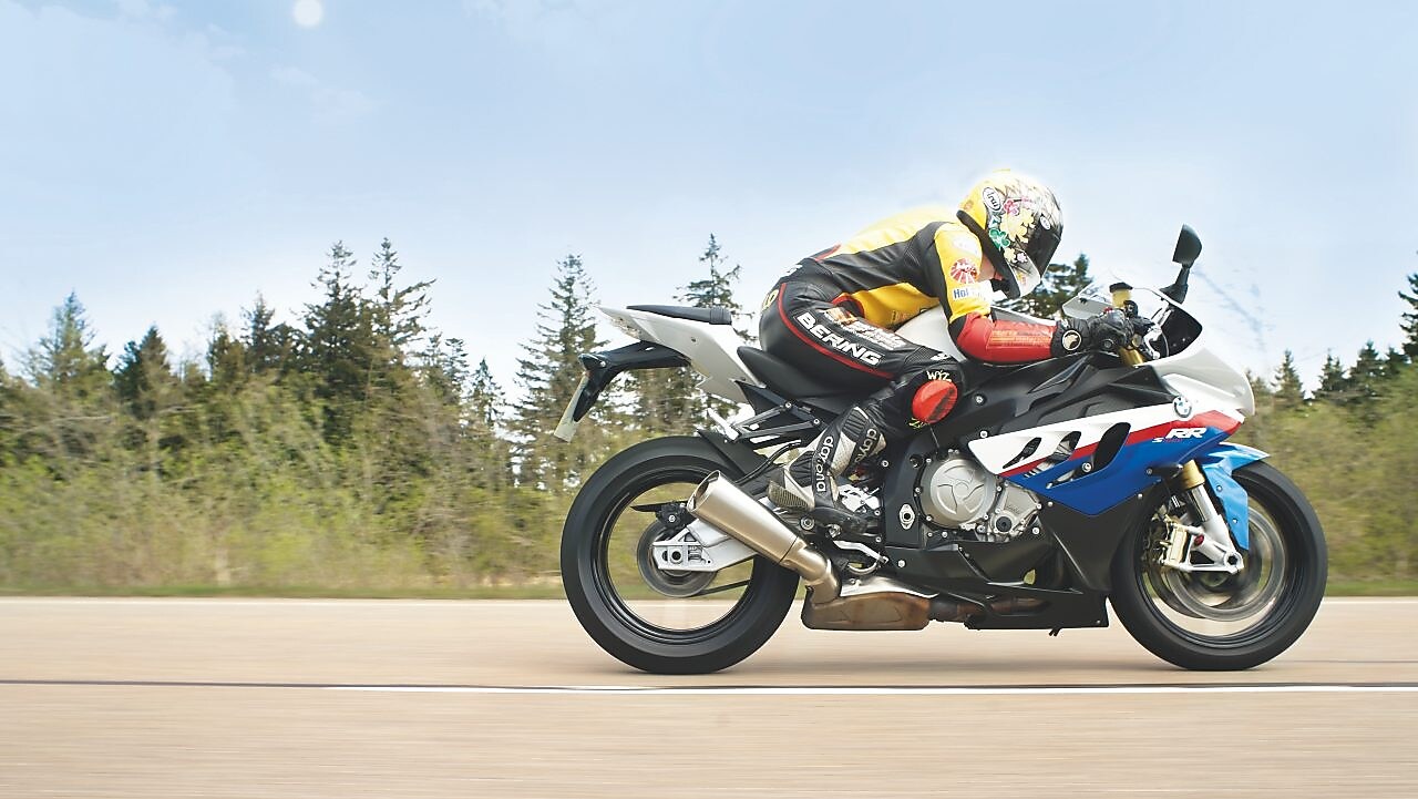 Motocyklista pędzący drogą