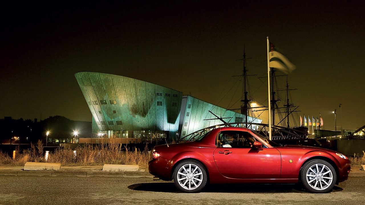 Czerwony samochód zaparkowany na ulicach Amsterdamu