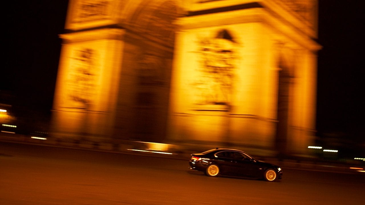 Samochód nocą przemierzający Paryż