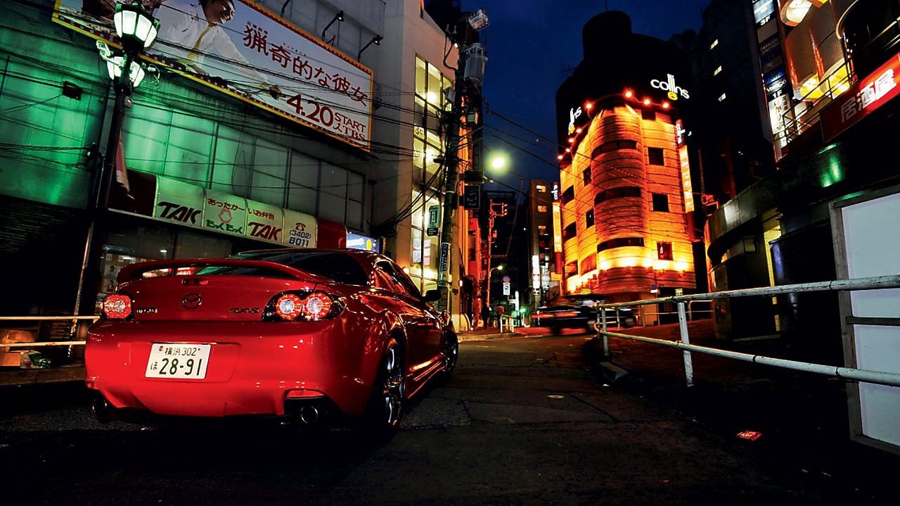 Mazda nocą przemierzająca Tokio