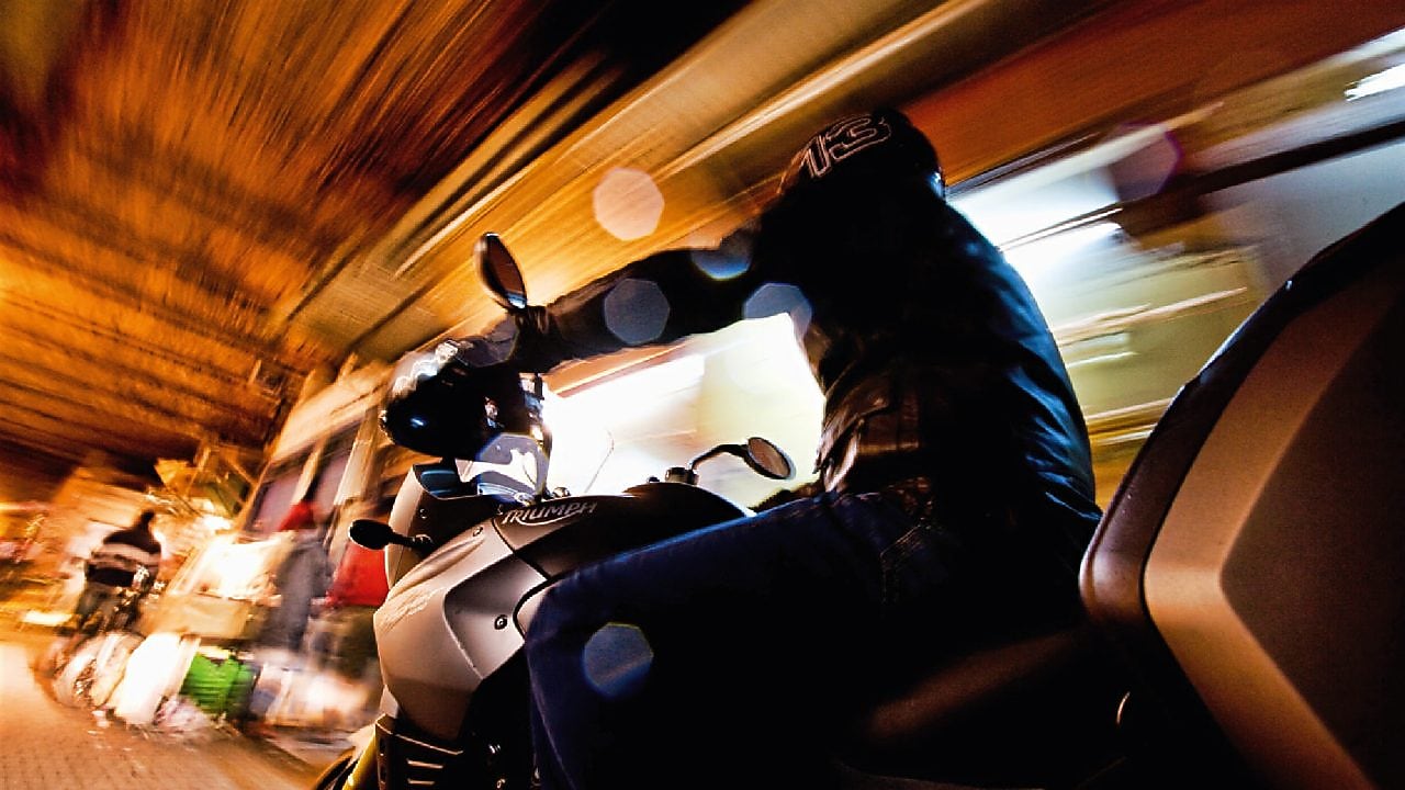 Motocyklista w Marrakeszu nocą