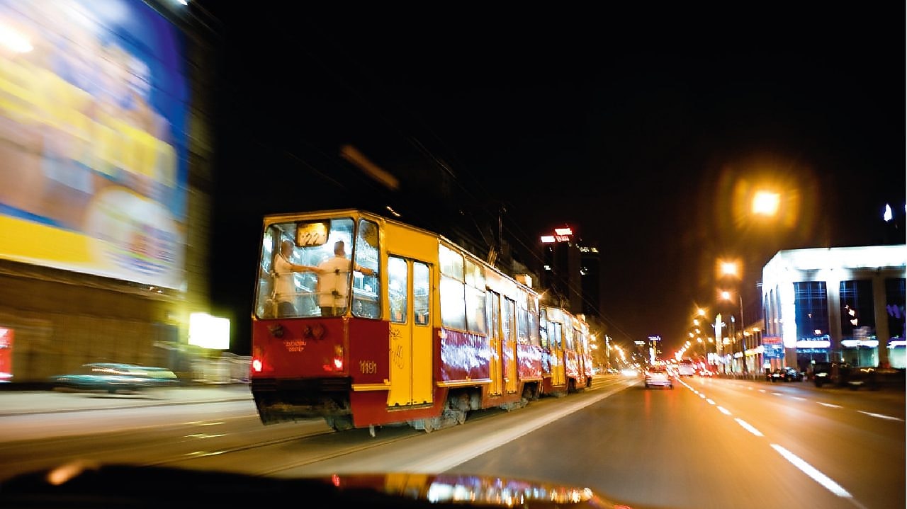 Tramwaj nocą na ulicach Warszawy