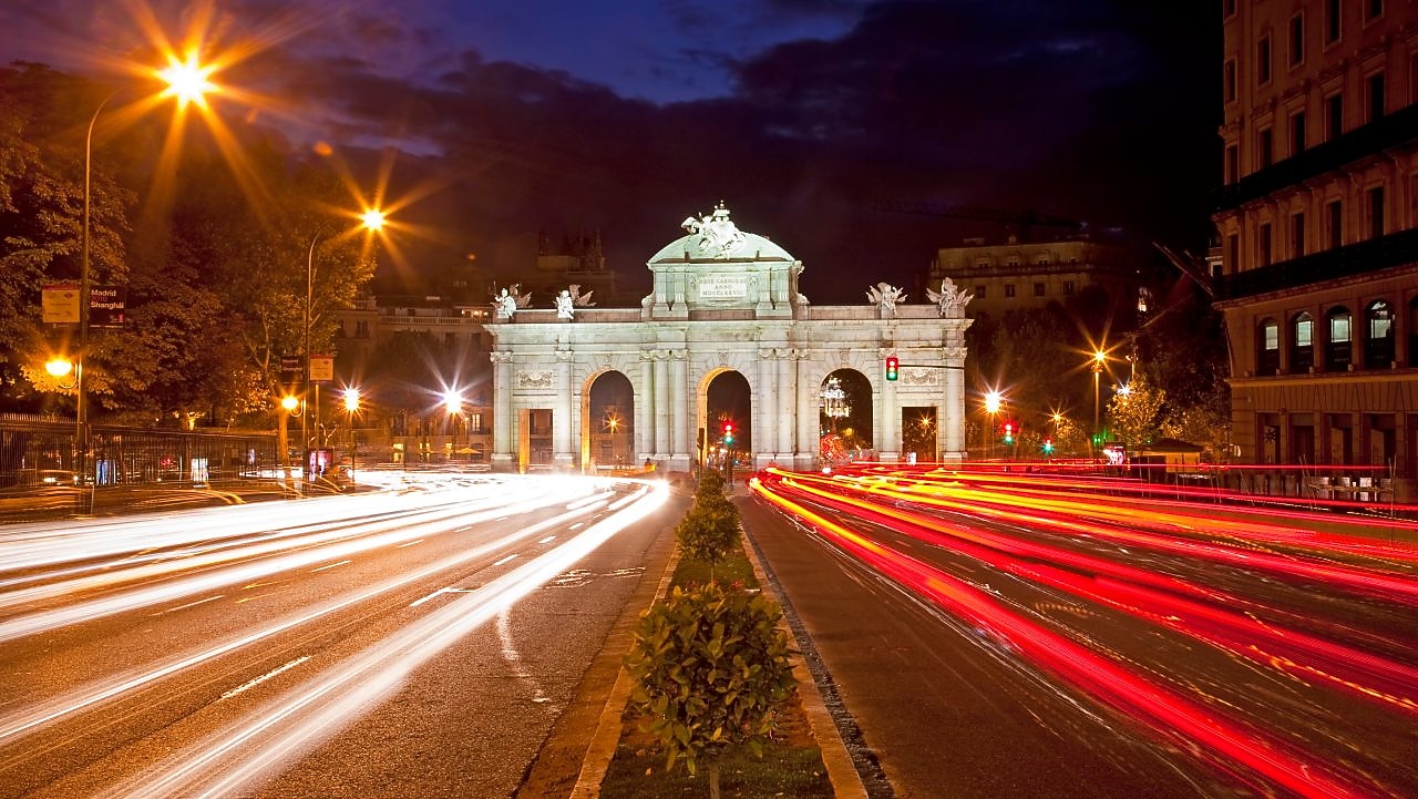 Puerta de Alcala nocą