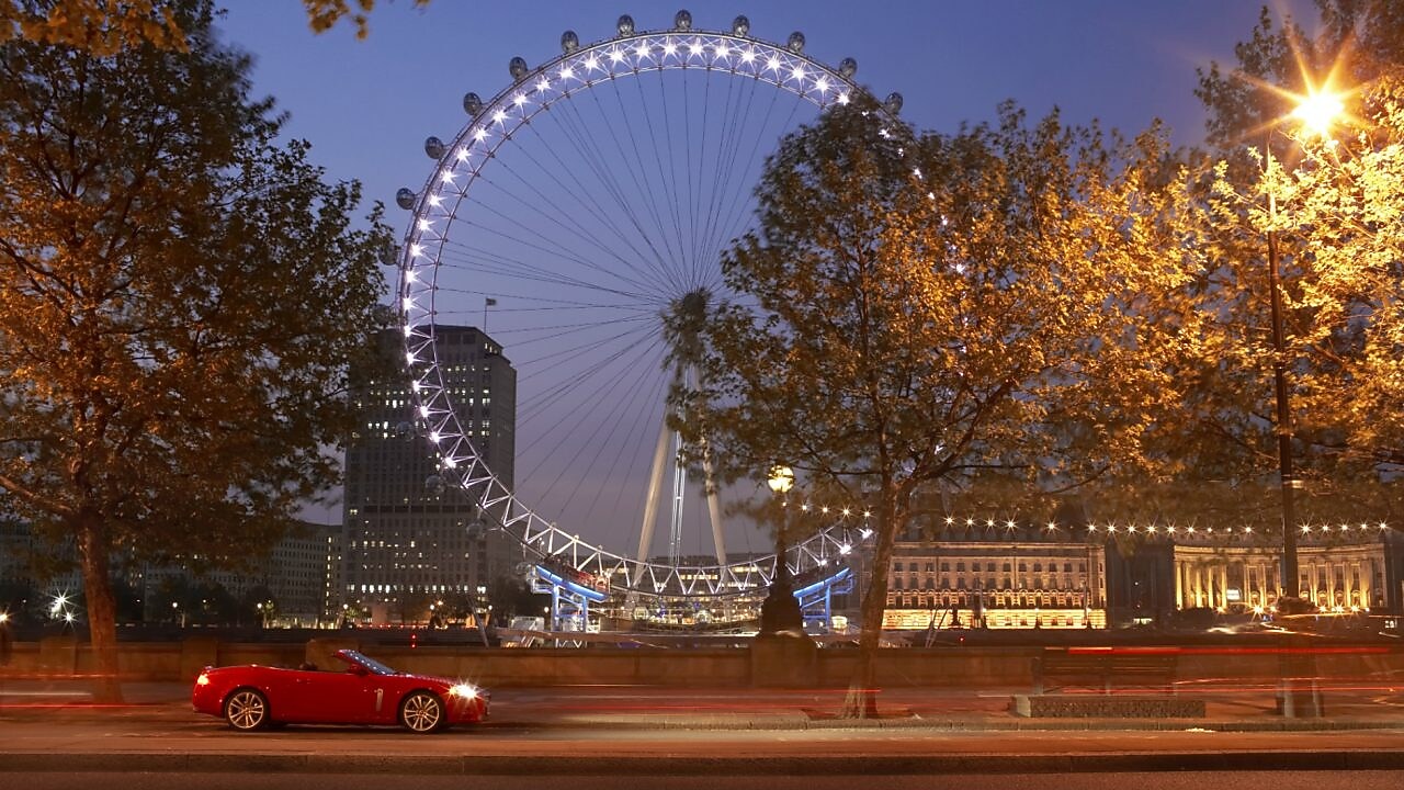 samochód na drodze w Londynie