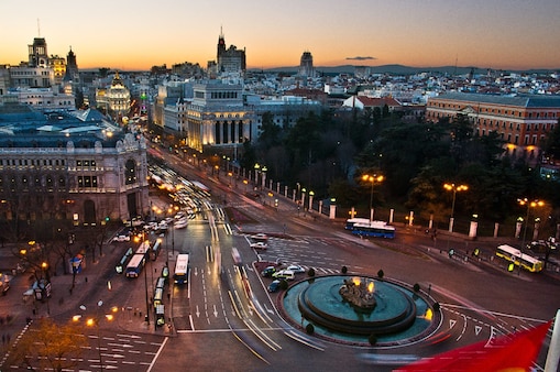 Widok z lotu ptaka placu Plaza de Cibeles o zmierzchu
