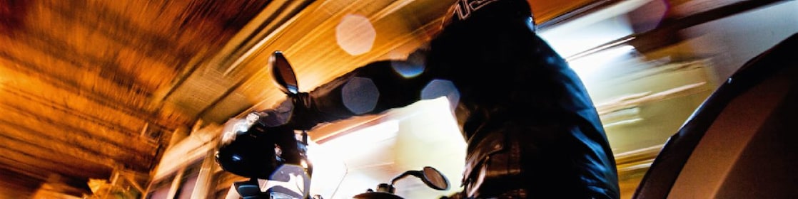 Motocyklista w Marrakeszu nocą