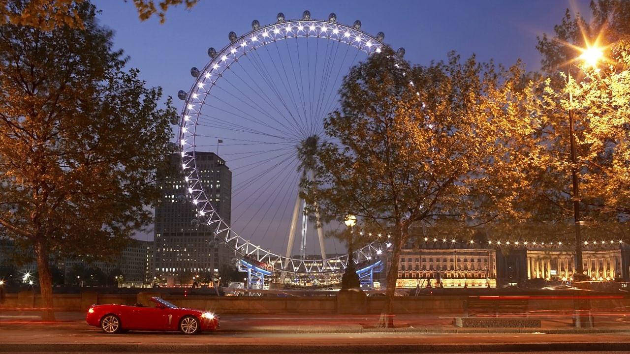 samochód na drodze w Londynie