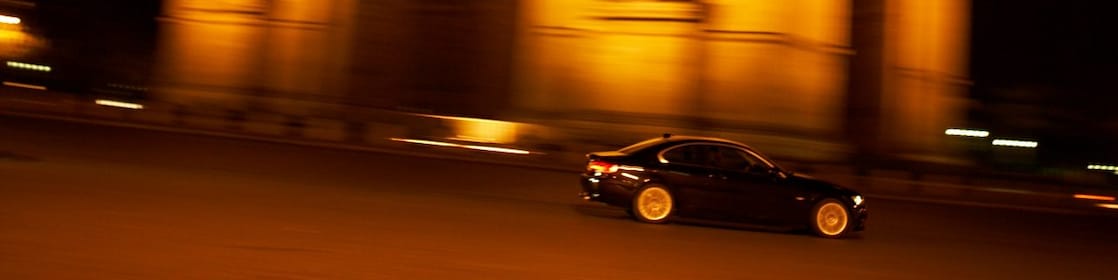 Samochód nocą przemierzający Paryż
