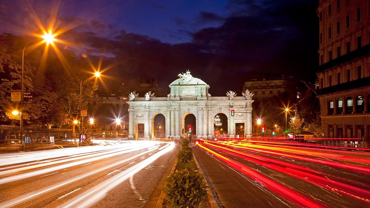 Puerta de Alcala nocą.