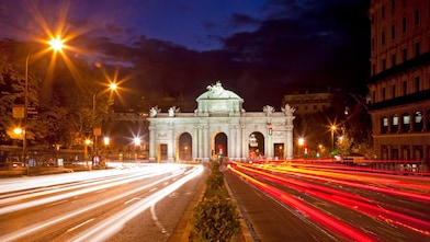 Puerta de Alcala nocą.