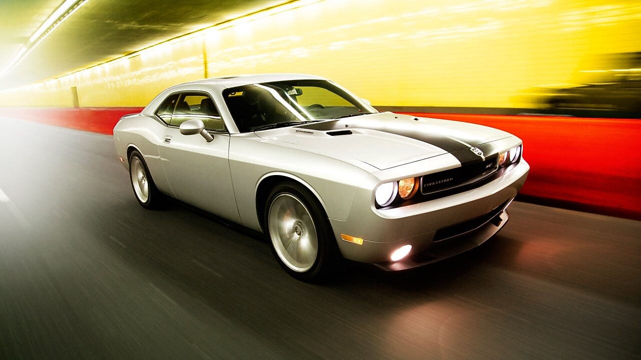 Mustang jadący przez tunel w San Francisco