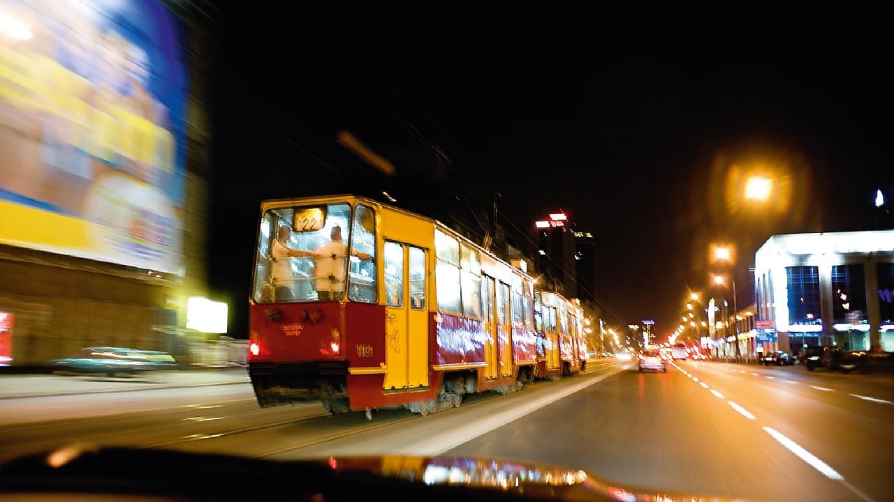 Tramwaj nocą na ulicach Warszawy