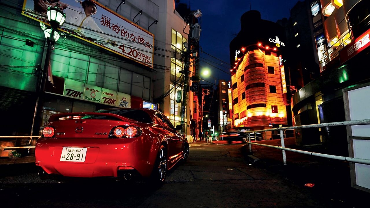 Mazda nocą przemierzająca Tokio