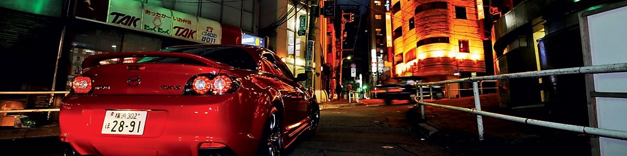 Mazda nocą przemierzająca Tokio