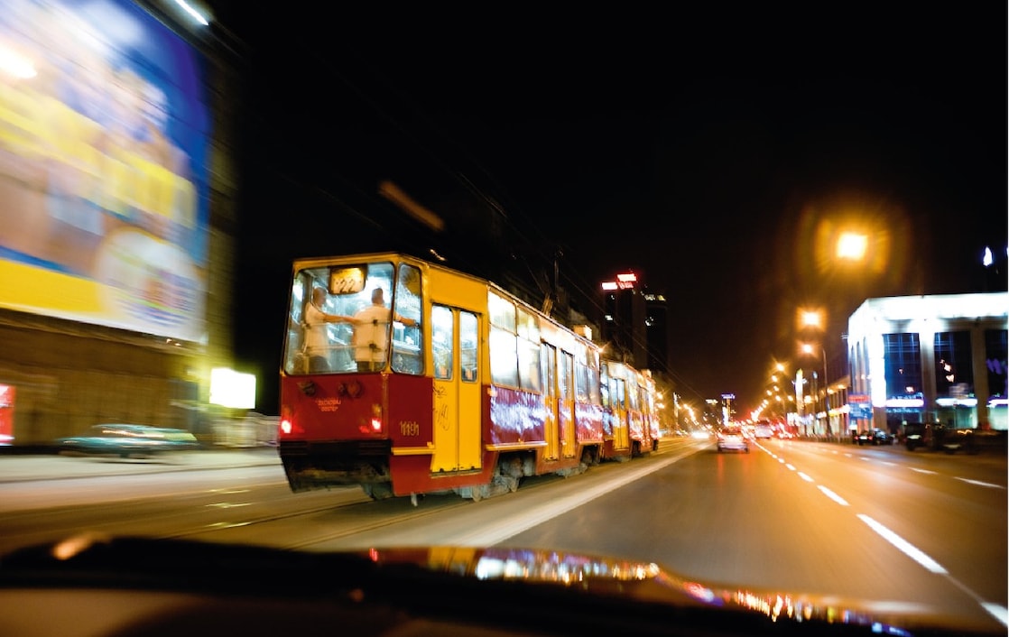 Tramwaj nocą na ulicach Warszawy