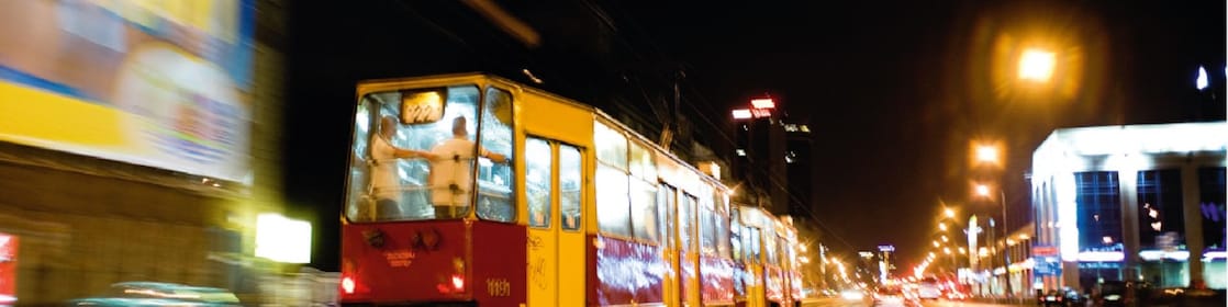 Tramwaj nocą na ulicach Warszawy