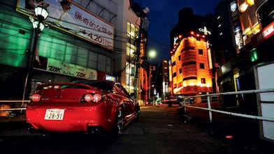 Mazda nocą przemierzająca Tokio