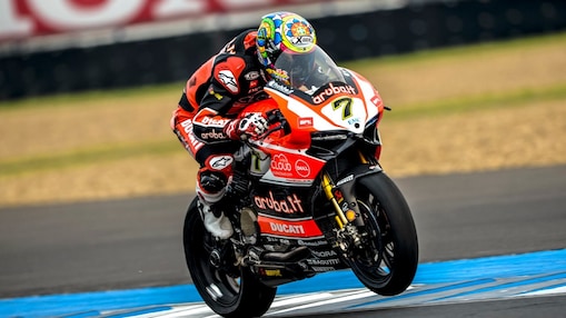 Sportowiec wykonujący akrobację motocyklową