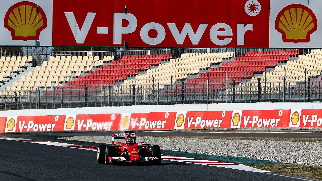 Kierowca Kimi Raikkonen z zespołu Ferrari podczas wyścigów Formuły 1 w samochodzie marki Ferrari SF15-T