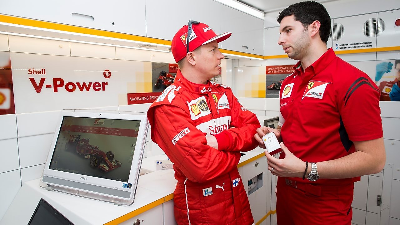Kimi Raikkonen i Guy Lovett podczas rozmowy w laboratorium technicznym Ferrari, w tle logo Shell V-Power