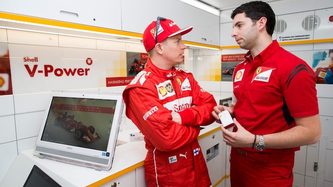 Kimi Raikkonen i Guy Lovett podczas rozmowy w laboratorium technicznym Ferrari, w tle logo Shell V-Power
