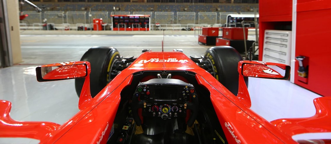 Samochód Scuderia Ferrari F1 w warsztacie