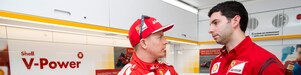 Kimi Raikkonen i Guy Lovett podczas rozmowy w laboratorium technicznym Ferrari, w tle logo Shell V-Power