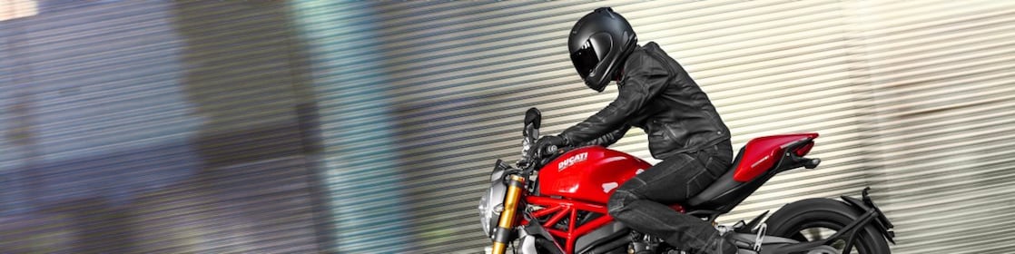 Kierowca prowadzący motocykl korzystający z doskonałego oleju silnikowego dla motocykli