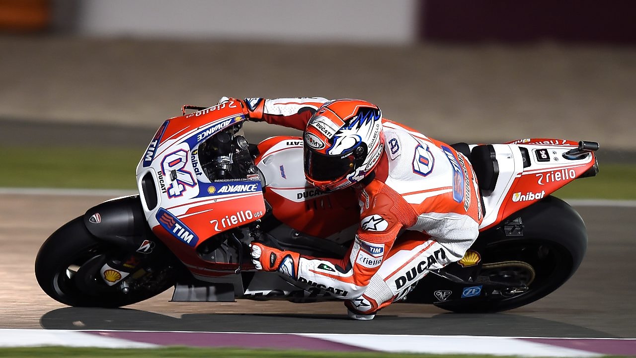 motocyklista na motocyklu ducati