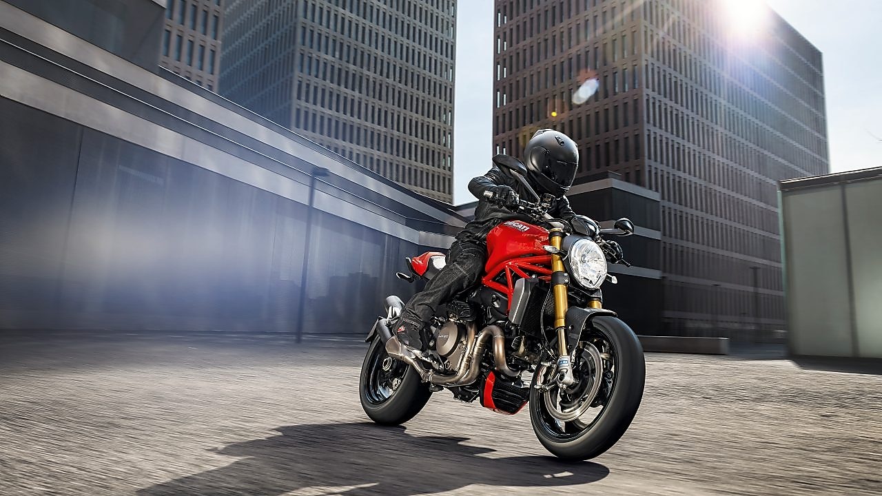 motocyklista na motocyklu