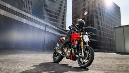 motocyklista na motocyklu