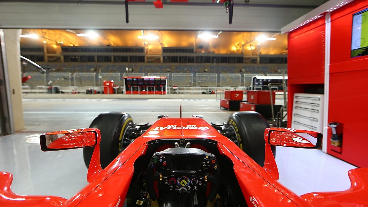 Samochód Scuderia Ferrari F1 w warsztacie