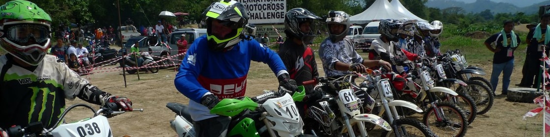 Motocykle motokrosowe na starcie przed rozpoczęciem wyścigu