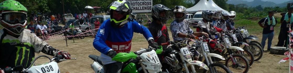 Motocykle motokrosowe na starcie przed rozpoczęciem wyścigu