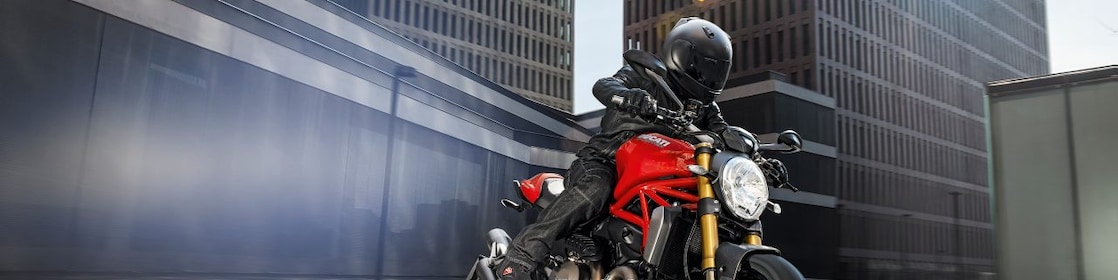 motocyklista na motocyklu