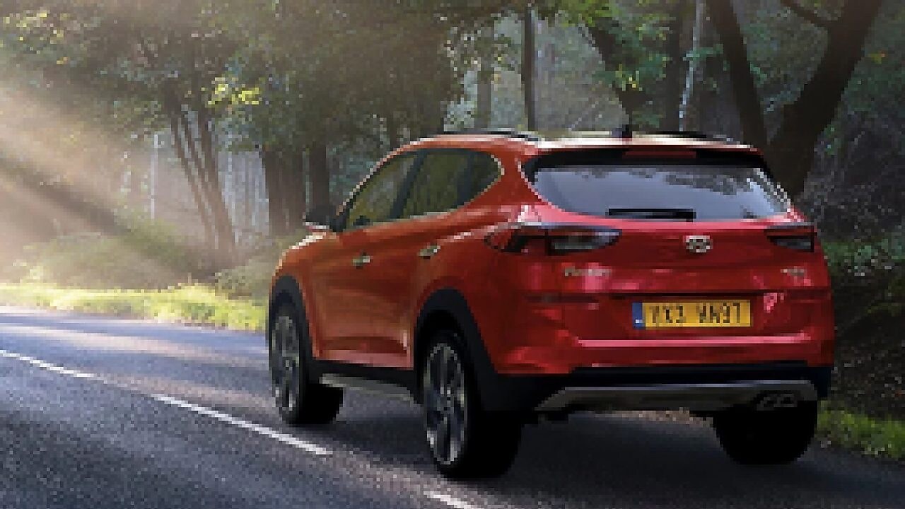 Czerwone Maserati pędzi pod górę w filmie o oleju Shell Helix Ultra - Wiemy, dlaczego prowadzisz